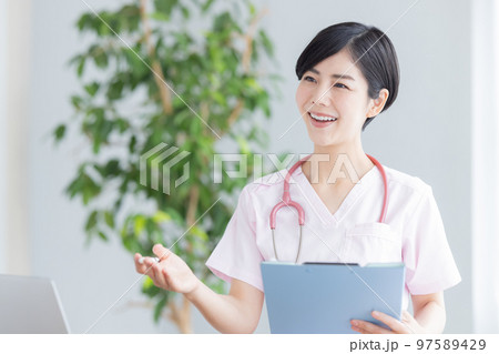 医療イメージ　女医のポートレート 97589429