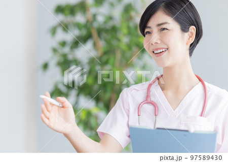医療イメージ　女医のポートレート 97589430