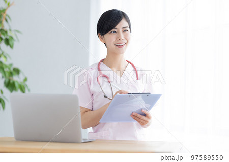 医療イメージ　女医のポートレート 97589550