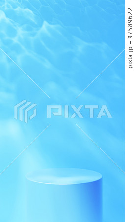 水中に白い円柱の台座。水中の光の反射（縦長） 97589622