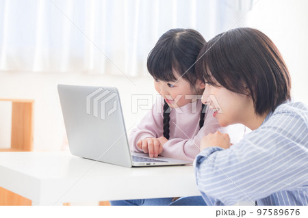 ファミリー パソコンを見るママと女の子 ファミリー パソコンを見るママと女の子 97589676