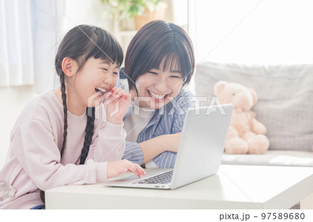 ファミリー　パソコンを見るママと女の子 97589680