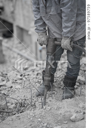 解体工事　はつり 97589759