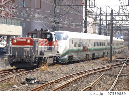 DE10更新色牽引　E3系つばさ甲種輸送 97589889