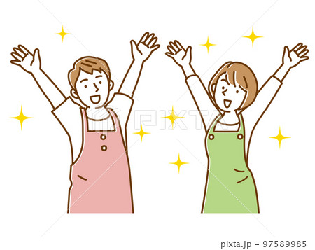 笑顔でバンザイするエプロン姿の若い2人の男女セット 笑顔でバンザイするエプロン姿の若い2人の男女セット 97589985