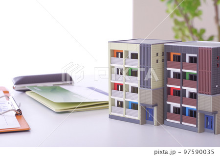 住宅とお金のイメージ 住宅価格 97590035