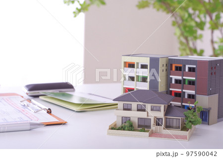 住宅とお金のイメージ 住宅価格 97590042
