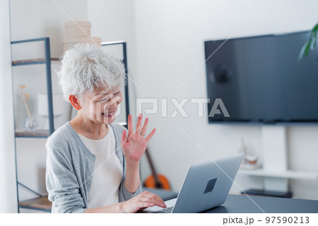 笑顔でビデオ通話をするシニアの女性 笑顔でビデオ通話をするシニアの女性 97590213