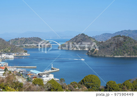 広島の御手洗地区から見た瀬戸内海の海と島々 97590449