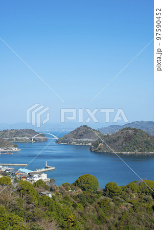 広島の御手洗地区から見た瀬戸内海の海と島々 97590452