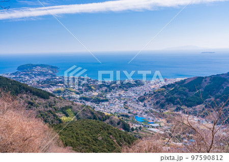 (神奈川県)湯河原梅林から眺める湯河原・真鶴の街並みと相模湾 (神奈川県)湯河原梅林から眺める湯河原・真鶴の街並みと相模湾 97590812