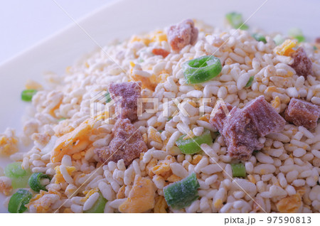 調理前の冷凍チャーハン 調理前の冷凍チャーハン 97590813