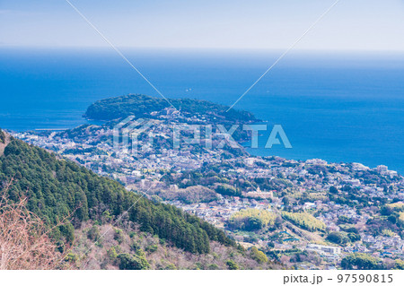 （神奈川県）湯河原梅林から眺める湯河原・真鶴の街並みと相模湾 97590815