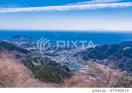 (神奈川県)湯河原梅林から眺める湯河原・真鶴の街並みと相模湾 (神奈川県)湯河原梅林から眺める湯河原・真鶴の街並みと相模湾 97590819