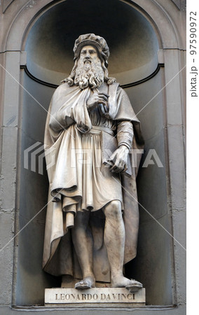 Leonardo da Vinci, statue in the Niches of the Uffizi Colonnade. The first half of the 19th Century they were occupied by 28 statues of famous people in Florence, Italy 97590972