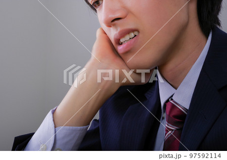 体調・精神面が辛そうな若い男性 97592114