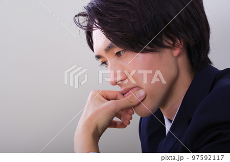 体調・精神面が辛そうな若い男性 体調・精神面が辛そうな若い男性 97592117