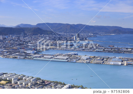 香川・高松　高松市街と高松港（屋島展望台 獅子の霊厳より） 97592806