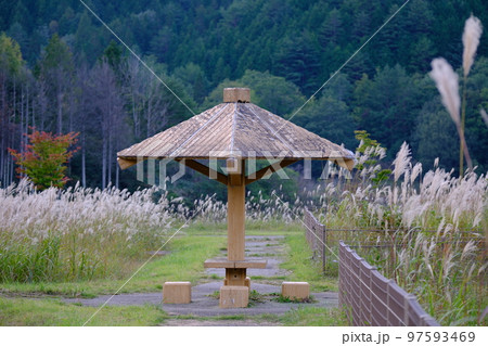 あららぎ湖の東屋 97593469