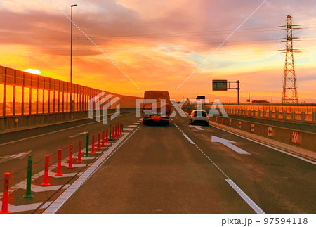 夕暮れ（たそがれ時）の高速道路 97594118