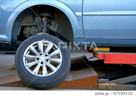 Service for the repair and replacement of a car wheel at a tire station 97594220