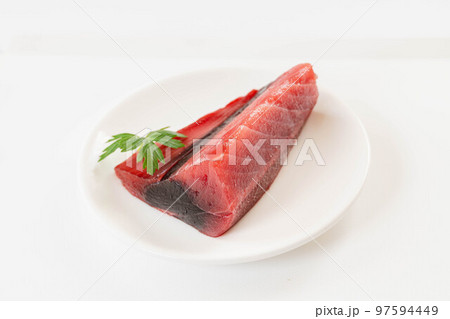 白い背景のまぐろのアラ 97594449