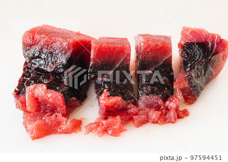 白い背景度のカットしたマグロのアラ 97594451