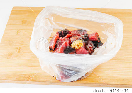 下ごしらえ　マグロの醤油漬け 97594456