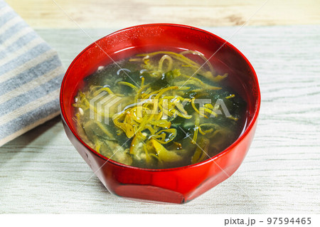 具だくさんの海草みそ汁 97594465