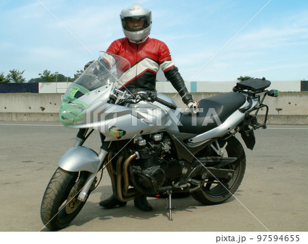 サーキットで爽快に走行 97594655