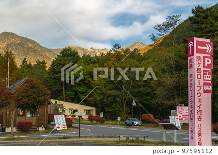 長野県駒ケ根市の菅の台バスセンターの中央アルプスの紅葉 97595112