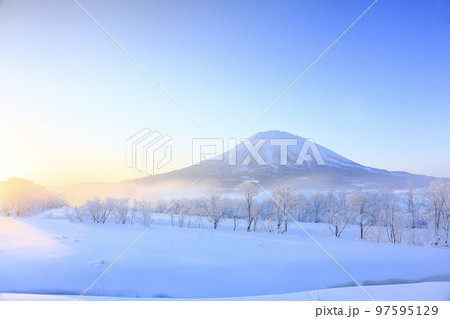 北海道倶知安町リバーパークから望む羊蹄山と霧氷林② 北海道倶知安町リバーパークから望む羊蹄山と霧氷林② 97595129