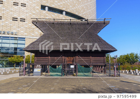大阪歴史博物館の前にある法円坂遺跡の高床式倉庫（大阪市中央区大手前） 97595499