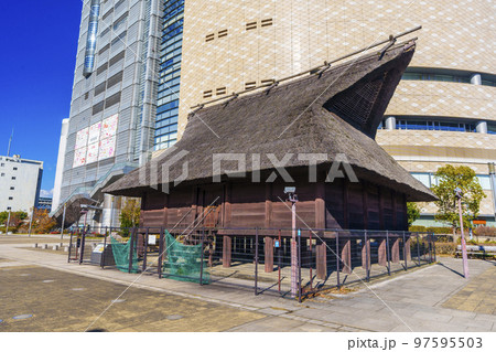 大阪歴史博物館の前にある法円坂遺跡の高床式倉庫(大阪市中央区大手前) 大阪歴史博物館の前にある法円坂遺跡の高床式倉庫(大阪市中央区大手前) 97595503