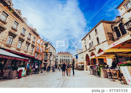 クロアチア　スプリト　ナロドニ広場　※一部ソフトフォーカス 97595556