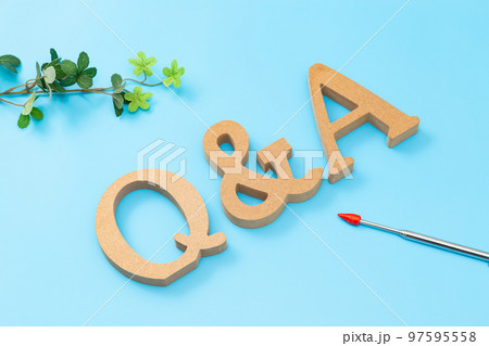 Q&Aのロゴ　ブルーバック 97595558