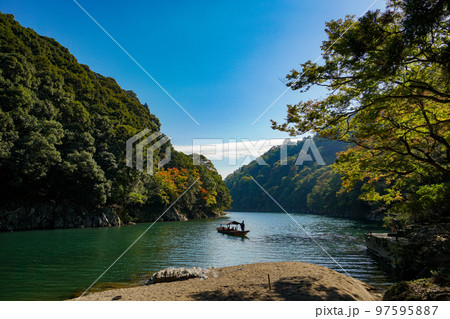 嵐峡に浮かぶ船 京都市 97595887