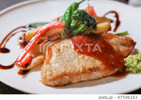 ジューシイーで美味しそうなポークステーキ 97596263