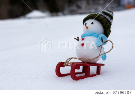 ソリ遊びをする雪だるま ソリ遊びをする雪だるま 97596507