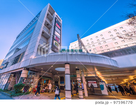 日本の東京都市景観　五反田駅（西口）や街並みなどを望む 97596770