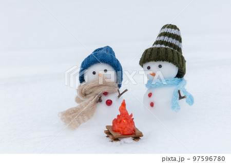 焚火にあたる二人の雪だるま 焚火にあたる二人の雪だるま 97596780