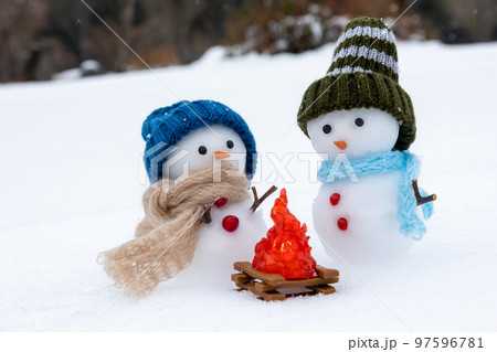 焚火にあたる二人の雪だるま 焚火にあたる二人の雪だるま 97596781