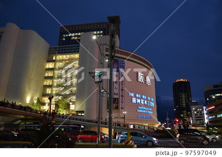 夜の阪神電車三ノ宮駅前　兵庫 97597049