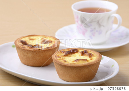 木目テーブルでポルトガルエッグタルトと紅茶でティータイム。 木目テーブルでポルトガルエッグタルトと紅茶でティータイム。 97598078