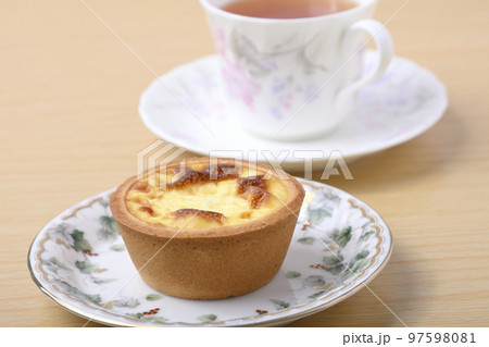 木目テーブルでポルトガルエッグタルトと紅茶でティータイム。 木目テーブルでポルトガルエッグタルトと紅茶でティータイム。 97598081