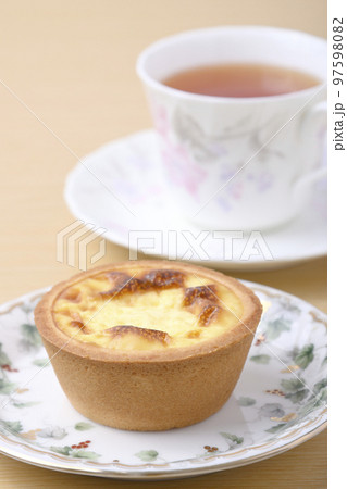 木目テーブルでポルトガルエッグタルトと紅茶でティータイム。 97598082
