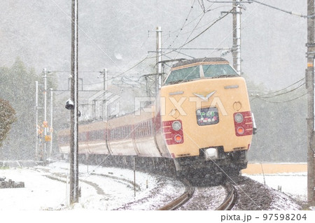 吹雪の中の特急やくも　国鉄色 97598204