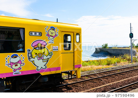 美しい海を背景に黄色い列車「大三東駅」黄色いハンカチとCMロケ地で有名な観光名所:長崎県島原市 美しい海を背景に黄色い列車「大三東駅」黄色いハンカチとCMロケ地で有名な観光名所:長崎県島原市 97598496