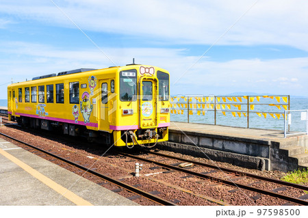 美しい海を背景に黄色い列車「大三東駅」黄色いハンカチとCMロケ地で有名な観光名所：長崎県島原市 97598500