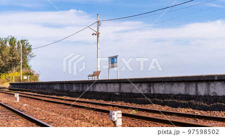 美しい海を背景に黄色い列車「大三東駅」黄色いハンカチとCMロケ地で有名な観光名所：長崎県島原市 97598502